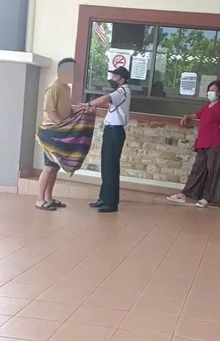 穿短裤禁入雪州政府部门 男子穿纱笼获放行